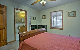 Emerald Gate Farm Cabin With On-site Fishing Pond! Waynesville United States Of America